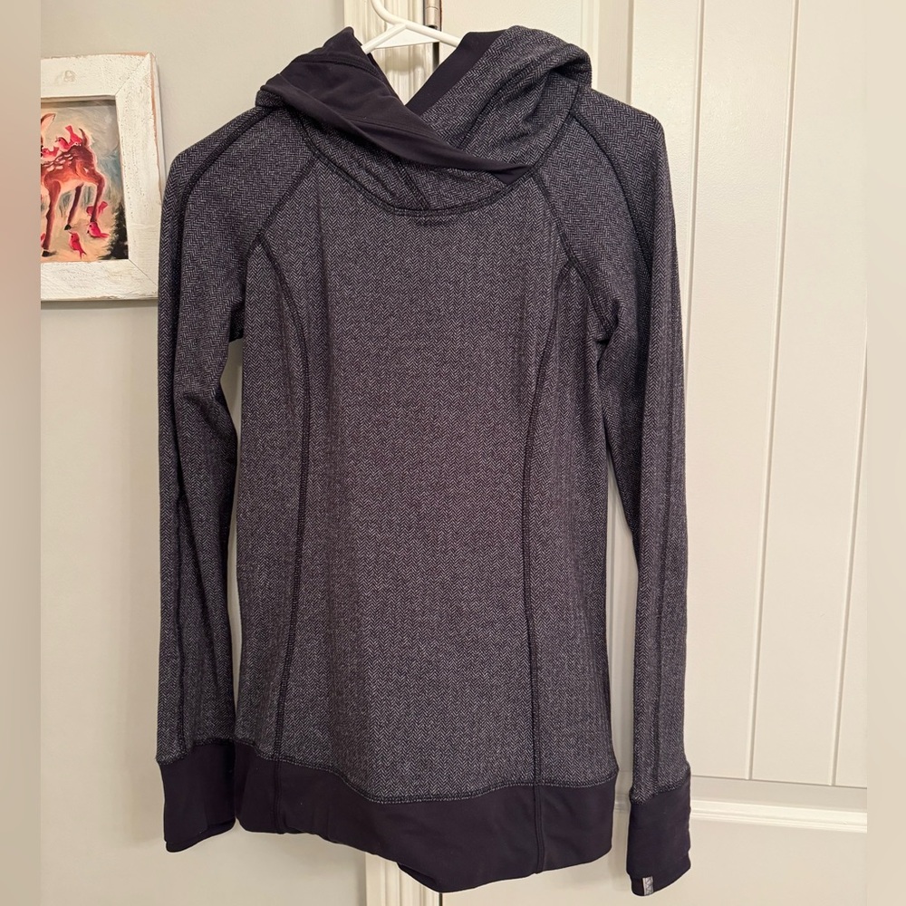 Lululemon Stretchy Form Fitting Think Fast Hoodie Top 4
